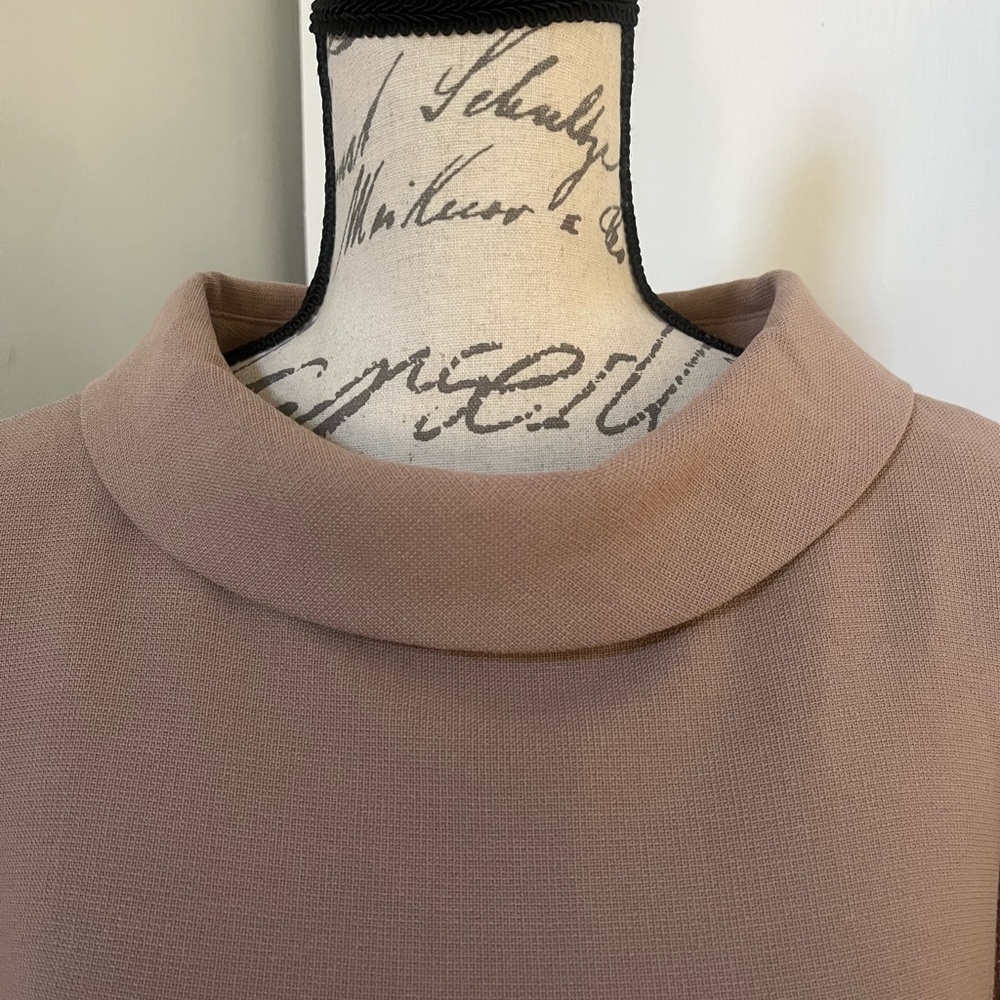 Trina Turk Maleko Short-Sleeve Shift Dress with Folded Collar. Size: 4. - Picture 9 of 14